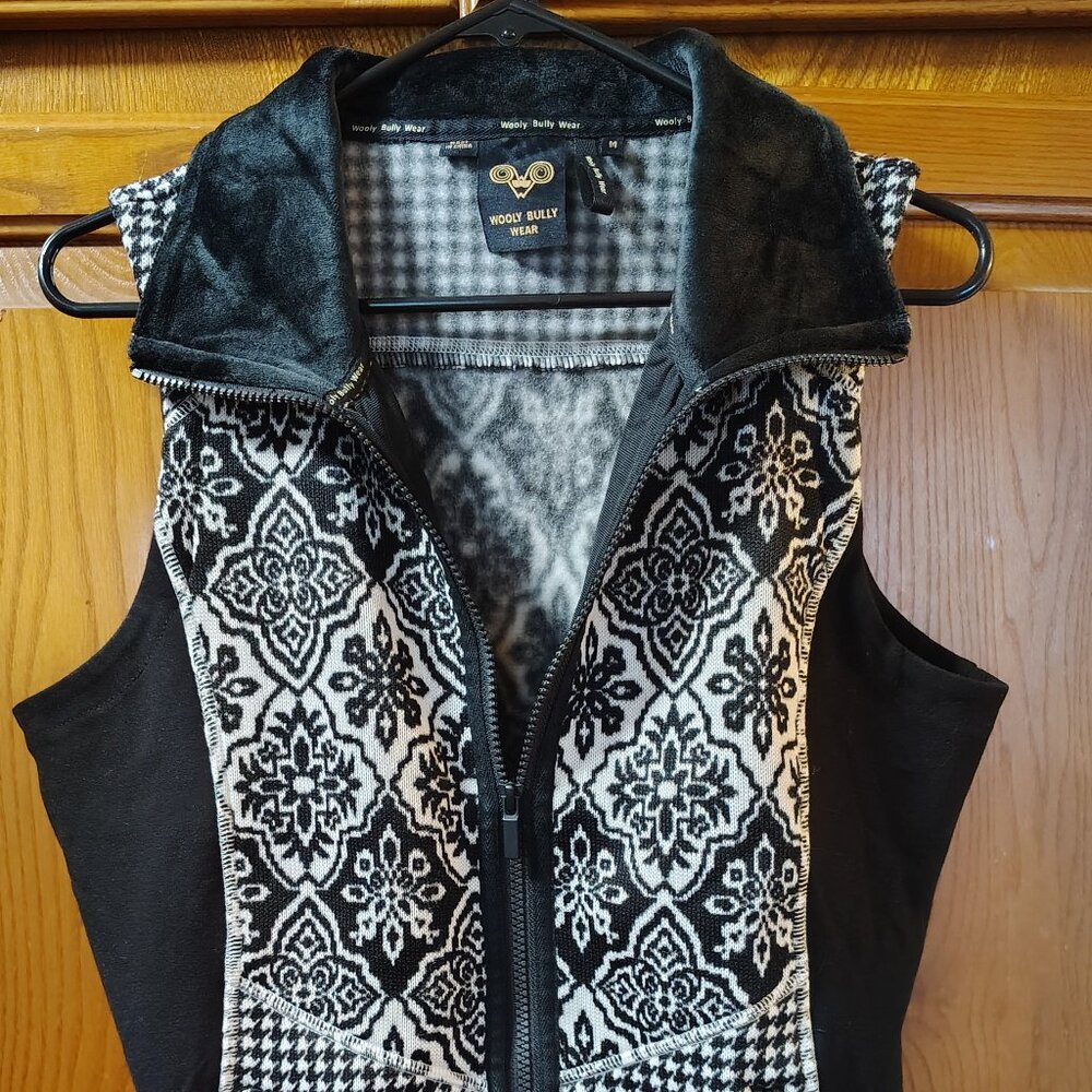 Wooly Bully Wear Women Size M Black & White Sleeveless Vest Full Zip Geometric